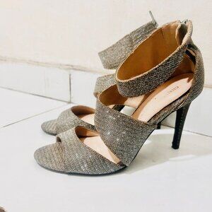 LIKE NEW CHRISTIAN SIRIANO SPARKLY SILVER PEWTER HEELS SIZE 5